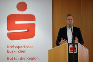 Landrat Markus Ramers sah in der Geschichte des schwedischen „Stahl-Opas“ ein Beispiel dafür, wie man allein mit Durchhaltevermögen weit kommen könne. Bild: Michael Thalken/Eifeler Presse Agentur/epa
