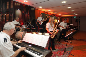 Musikerprofis durch und durch: Die Jazz-Rock-Pop-Band des Landespolizeiorchesters NRW. Bild: Michael Thalken/Eifeler Presse Agentur/epa