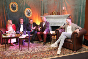 KSK-Vorstand Daniel Ruland (rechts) freute sich über ein volles Haus im S-Forum. V.l.n.r.: Susanne Edl, Peter Godazgar, Klaus Stickelbroeck und Ralf Kramp. Bild: Michael Thalken/Eifeler Presse Agentur/epa
