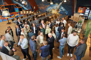 Unternehmerinnen und Unternehmer aus dem Kreis Euskirchen nutzten die Veranstaltung wieder ausgiebig zum „Networking“. Bild: Michael Thalken/Eifeler Presse Agentur/epa