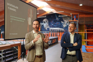 KSK-Vorstand Daniel Ruland (links) und Landrat Markus Ramers (rechts) begrüßten die Gäste. Bild: Michael Thalken/Eifeler Presse Agentur/epa