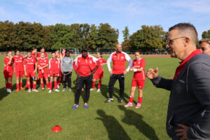 Lobte die Fußballerinnen des TuS Chlodwig Zülpich dafür, dass sie nicht aufgegeben hatten. Bild: Michael Thalken/Eifeler Presse Agentur/epa