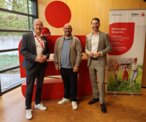 Sorgten für einen informativen Abend rund um das Thema Immobiliensanierung: KSK-Vorstand Daniel Ruland (v.r.), ProEco-Referent Patrick Göktug-Stiller und der Leiter des S-ImmobilienCenters Joachim Waasem. Bild: Michael Thalken/Eifeler Presse Agentur/epa