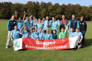 Holten sich in einem packenden Match mit 3:2 gegen den TuS Chlodwig Zülpich den Kreissparkassenpokal: Die D-Juniorinnen des VfL Kommern, hier mit (v.r.) Nicole Kinzig, Trainer Sven Hellmich, Jürgen Hübner und (ganz links) Trainerin Julia Hellmich. Bild: Michael Thalken/Eifeler Presse Agentur/epa