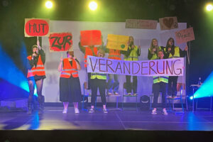 Zur Aufführung gehörte auch eine Demonstration, bei der die Teilnehmenden mehr Mut zur Veränderung forderten. Bild: music4everybody! e.V.